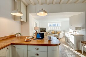 Smart TV - Friday Cottage | Oxford Holiday Let | 3 Beds & Sleeps 5 (Oxford, Wheatley)