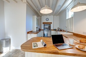 Fridge, microwave, oven, stovetop - Friday Cottage | Oxford Holiday Let | 3 Beds & Sleeps 5 (Oxford, Wheatley)