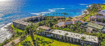 Fully remodeled tropical studio with outdoor pool - walk to beach