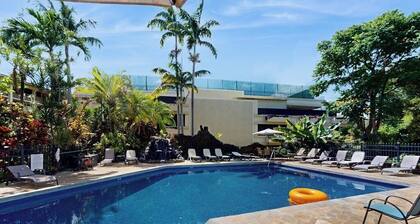 Fully remodeled tropical studio with outdoor pool - walk to beach