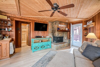 Mountain-view condo with pool, fireplace, gym, games & balcony