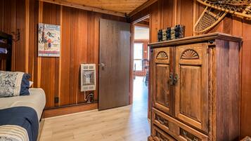 2 bedrooms, internet, bed sheets