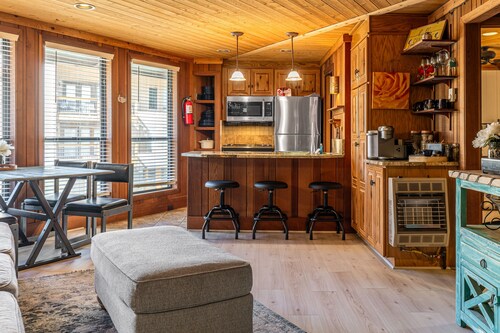 Mountain-view condo with pool, fireplace, gym, games & balcony