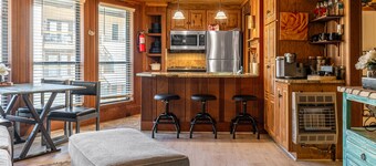 Mountain-view condo with pool, fireplace, gym, games & balcony