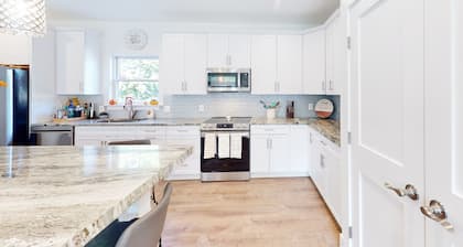 Renovated, dog-friendly home with private pool, hot tub & stunning backyard