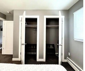 2 bedrooms, iron/ironing board, travel crib, WiFi - Butterfly Park Retreat #2 - Centrally located to Decorah's Top Attractions! (Decorah)