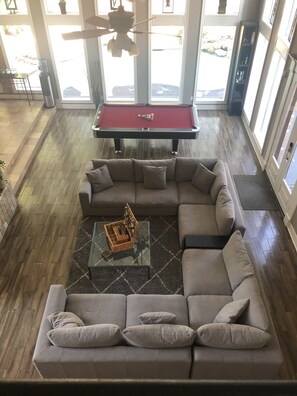 TV connectée, cheminée, jeux vidéo