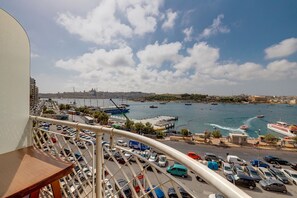 Property grounds - Seaview Apartment, Top Location in Sliema (Sliema)