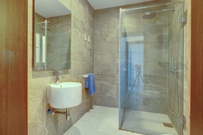 Hair dryer, toilet paper - Seaview Apartment, Top Location in Sliema (Sliema)
