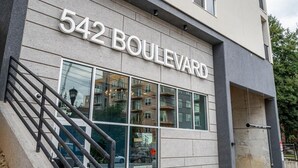 Un edificio con un letrero que dice '542 Boulevard'.