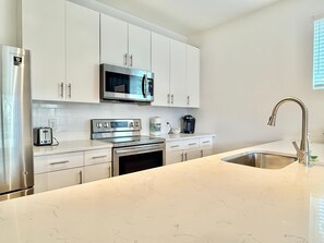 冰箱、微波炉、烤箱、炉灶