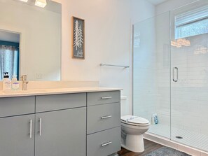 Badewanne, Haartrockner, Handtücher
