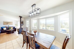 TV, table football - Mountain-view home with a game room, washer/dryer, firepit, AC & basketball (Oakhurst)