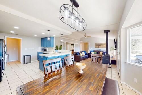Mountain-view home with a game room, washer/dryer, firepit, AC & basketball