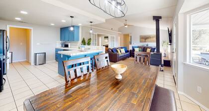 Mountain-view home with a game room, washer/dryer, firepit, AC & basketball