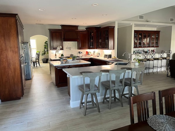 Fridge, microwave, oven, stovetop - Beautiful Temecula Wine Country Home surrounded by Vineyards (Temecula)