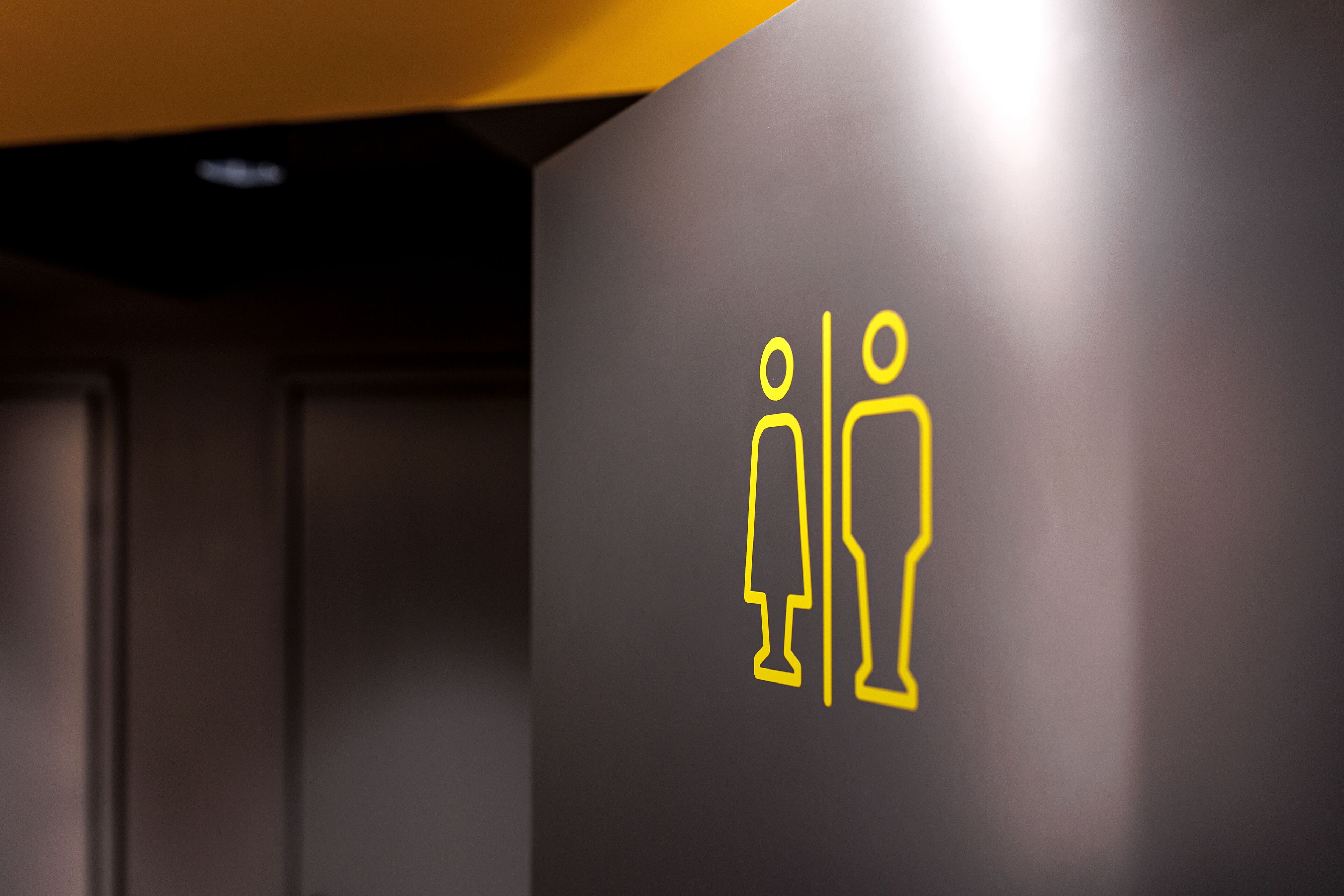 Segnaletica del bagno con simbolo uomo e simbolo donna.