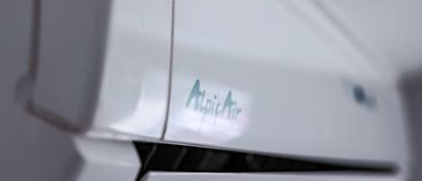 Un equipo de aire acondicionado blanco, con el nombre de marca "AlpicAir" a la vista.