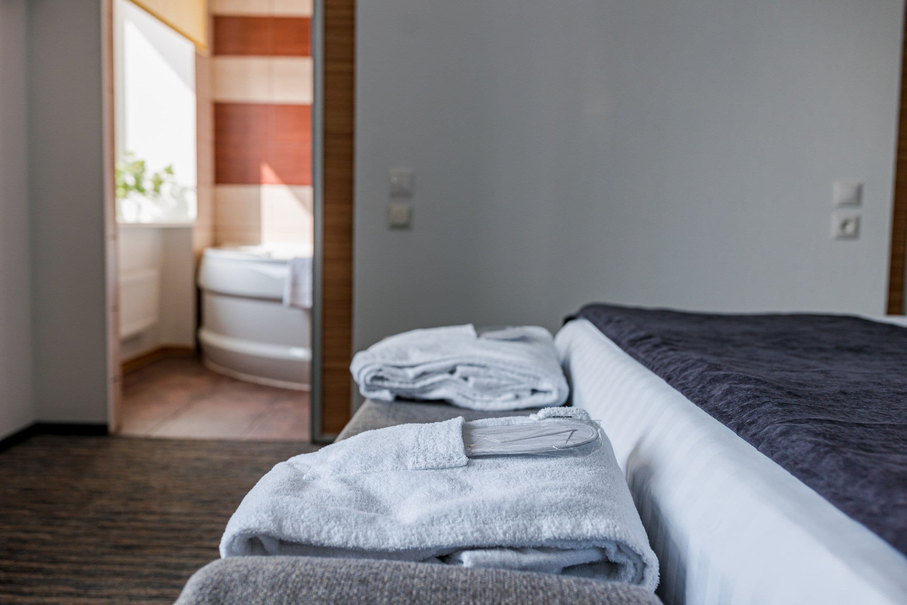 Escritorio, wifi gratis y ropa de cama 