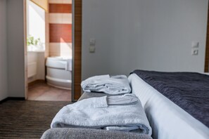 舒适套房 | 办公桌、免费 WiFi、床单