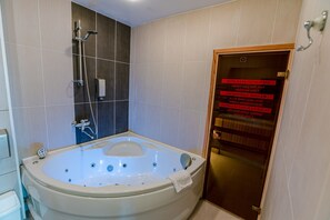 Business Suite | Bathroom | Shower, hair dryer, towels - Inger (Narva)