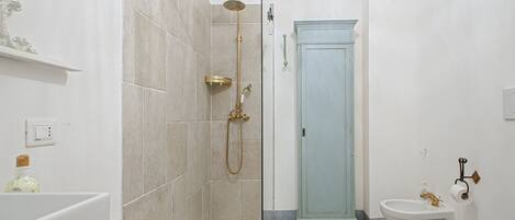 Regadera, amenidades de baño gratuitas, secadora de cabello, bidet