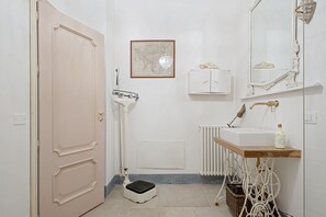 Douche, articles de toilette (gratuits), séchoir à cheveux, bidet