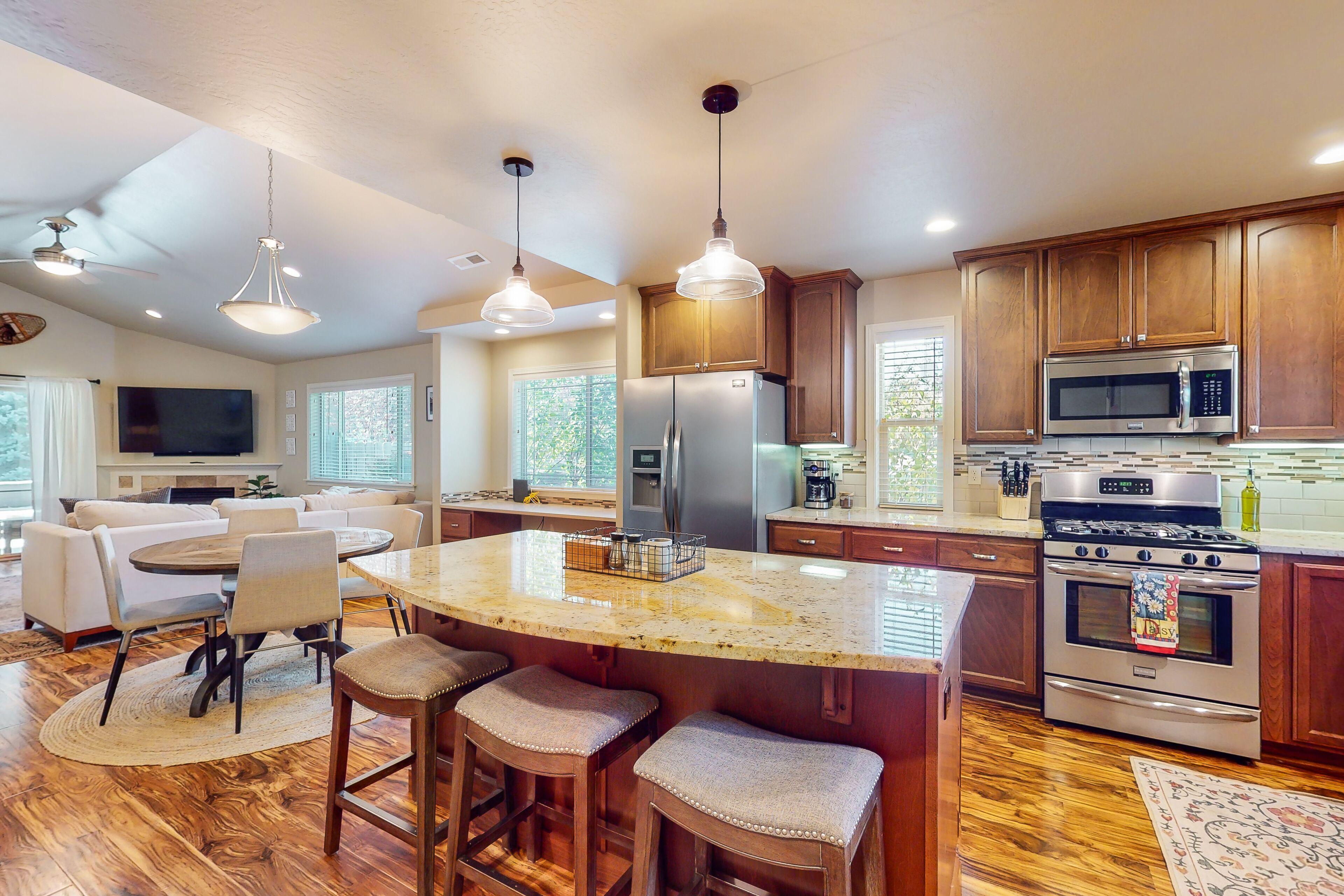 冰箱、微波炉、烤箱、炉灶