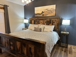 2 bedrooms, travel crib, WiFi, bed sheets - Knotty Pine Retreat-Free Boat Parking 1mi to SDC (Branson West)