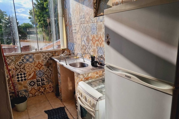 Refrigerador, horno, utensilios de cocina