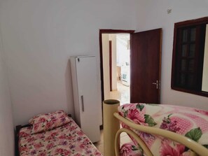2 habitaciones y tabla de planchar con plancha 