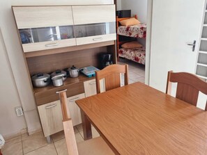 Réfrigérateur, four, batterie de cuisine, vaisselle et ustensiles