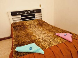 2 habitaciones y tabla de planchar con plancha 