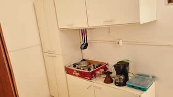 Refrigerador, horno, utensilios de cocina