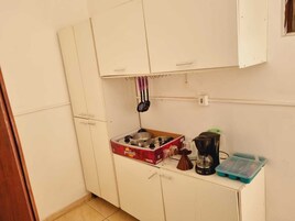 Refrigerador, horno, utensilios de cocina