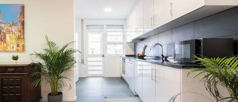 Frigorífico, microondas, horno y placa de cocina