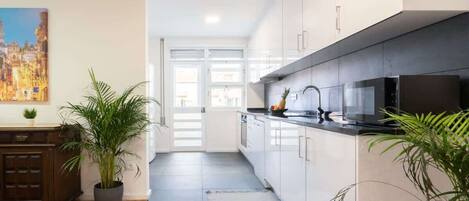 Réfrigérateur, micro-ondes, four, plaque de cuisson