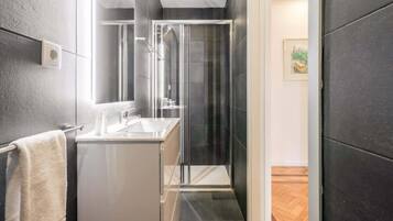 Ensemble douche/baignoire, sèche-cheveux, serviettes fournies, shampoing