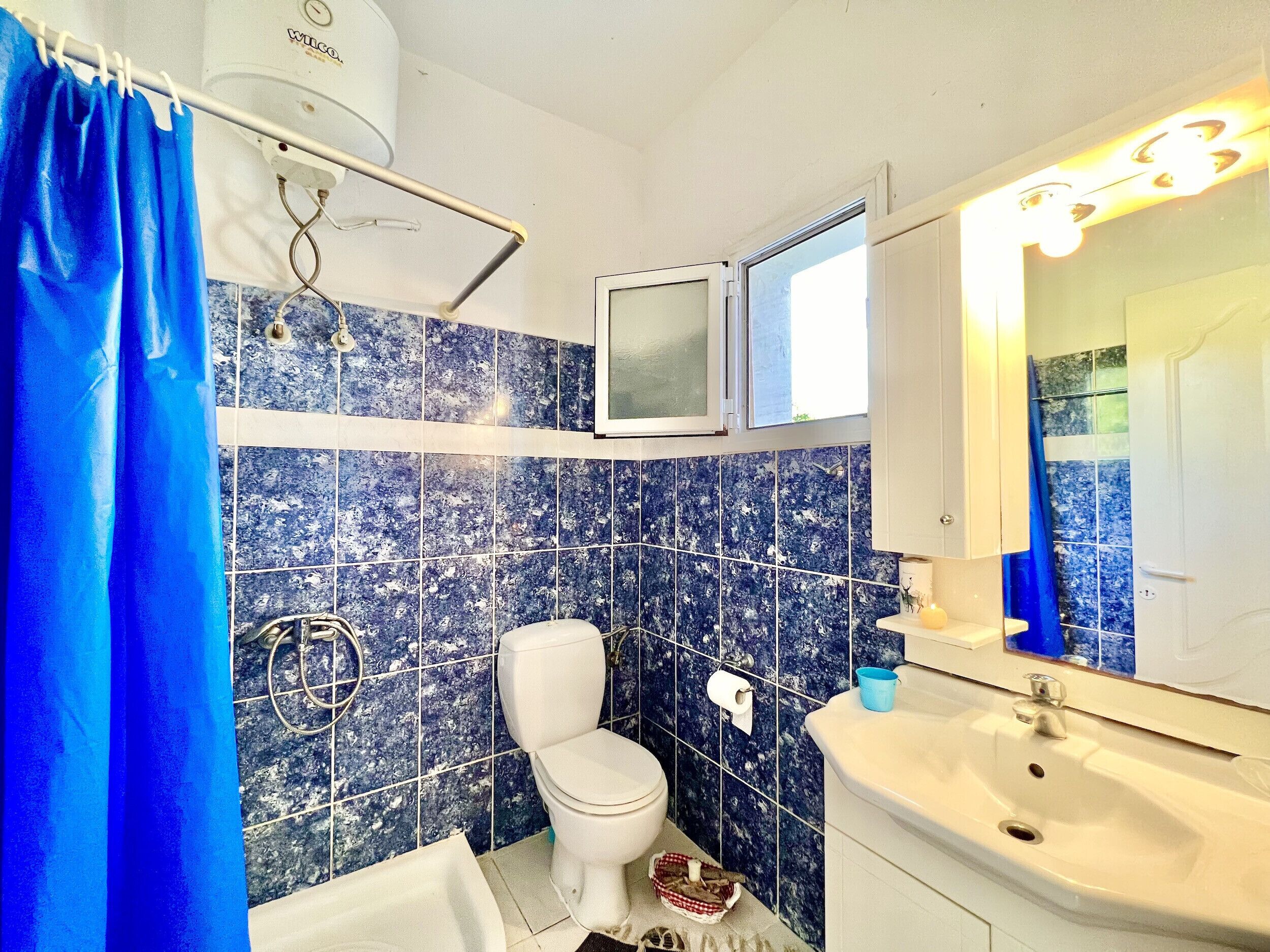Douche, sèche-cheveux, serviettes fournies