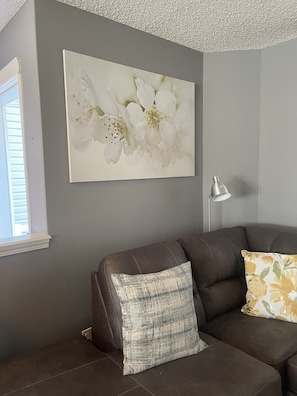 Smart TV, fireplace - Cosy 2 Betroom Single family Home (Calgary)