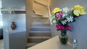 Eine Treppe mit einem Blumenstrauß auf der Zwischenebene.
