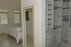 5 bedrooms, desk, iron/ironing board, WiFi
