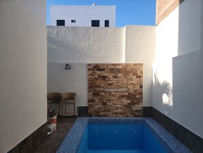 Alberca al aire libre y alberca climatizada