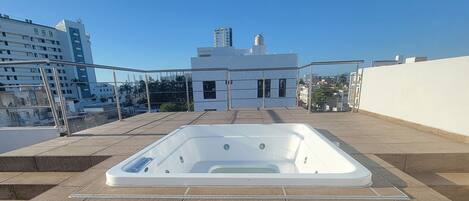 Bain à remous extérieur