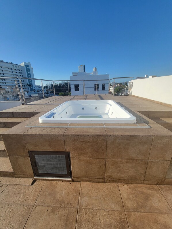 Tina de hidromasaje al aire libre