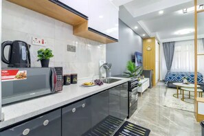 Kühlschrank, Mikrowelle, Ofen, Wasserkocher mit Kaffee-/Teezubehör