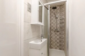 Perustalo, useita sänkyjä | Kylpyhuone | Suihku, pyyhkeet, saippua, sampoo