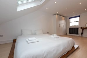 Apartamento básico, várias camas | 2 quartos, espaço de trabalho para notebook, Wi-Fi, roupa de cama