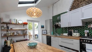 Basic Apartment, Multiple Beds | Private kitchen | Fridge, oven, stovetop, dishwasher - Bright 2 Bedroom Flat in Lower Clapton (London)