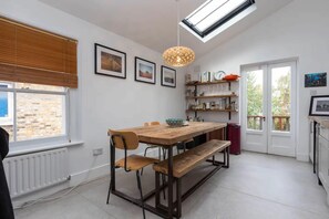 Dining - Bright 2 Bedroom Flat in Lower Clapton (London)